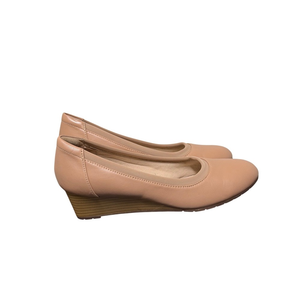Clarks Collection Wedge Pumps Womens 8 Nude Leather Round Toe Ultimate Comfort